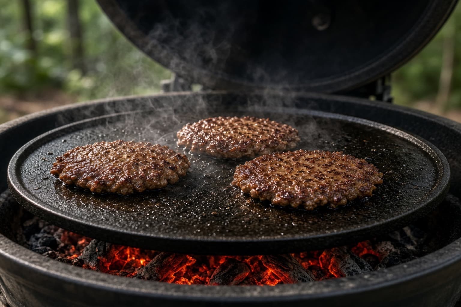 Rund støbejerns-plancha over kul i kamado