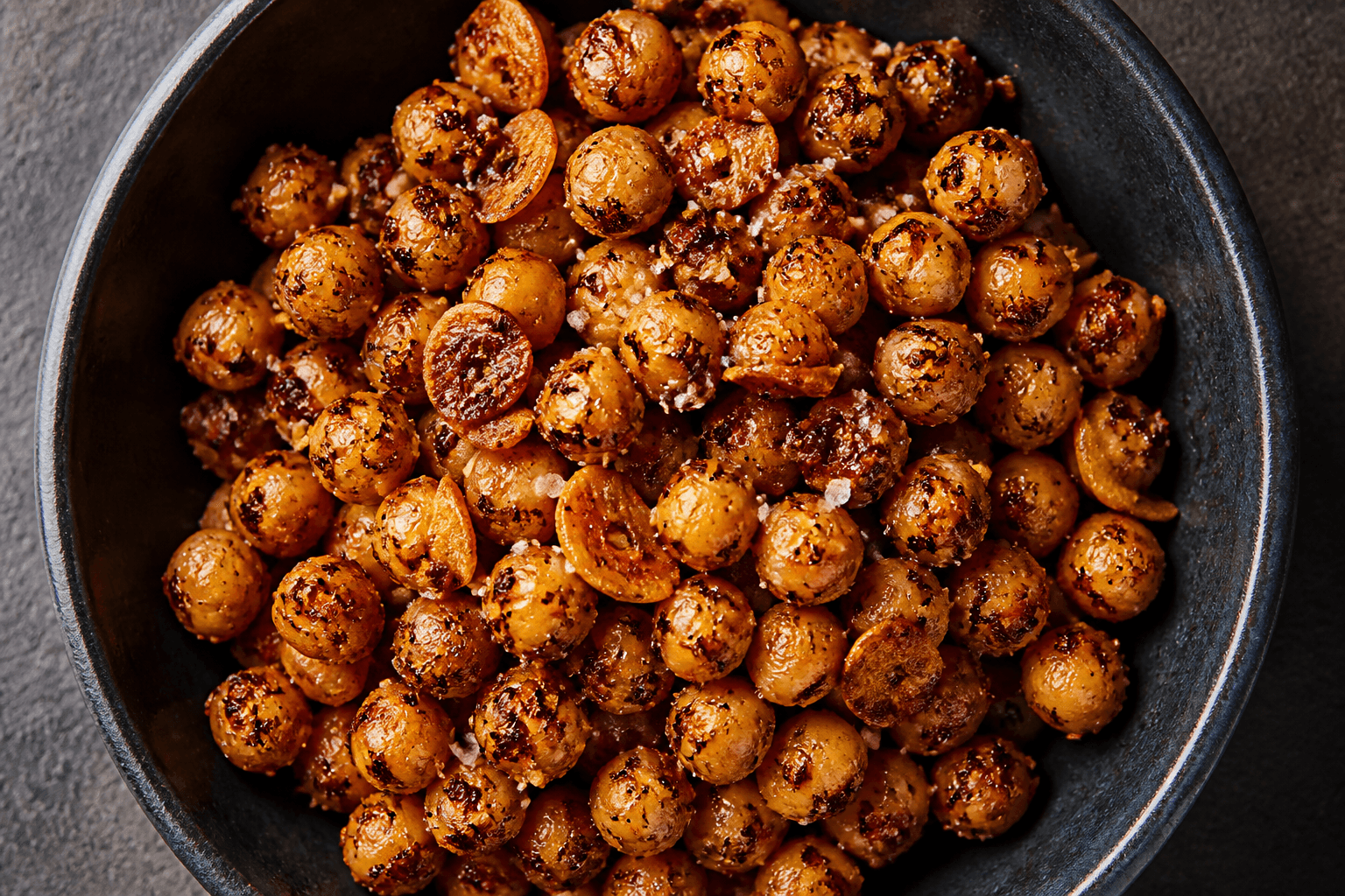 Sprøde kikærter vendt i chili crunch og havsalt