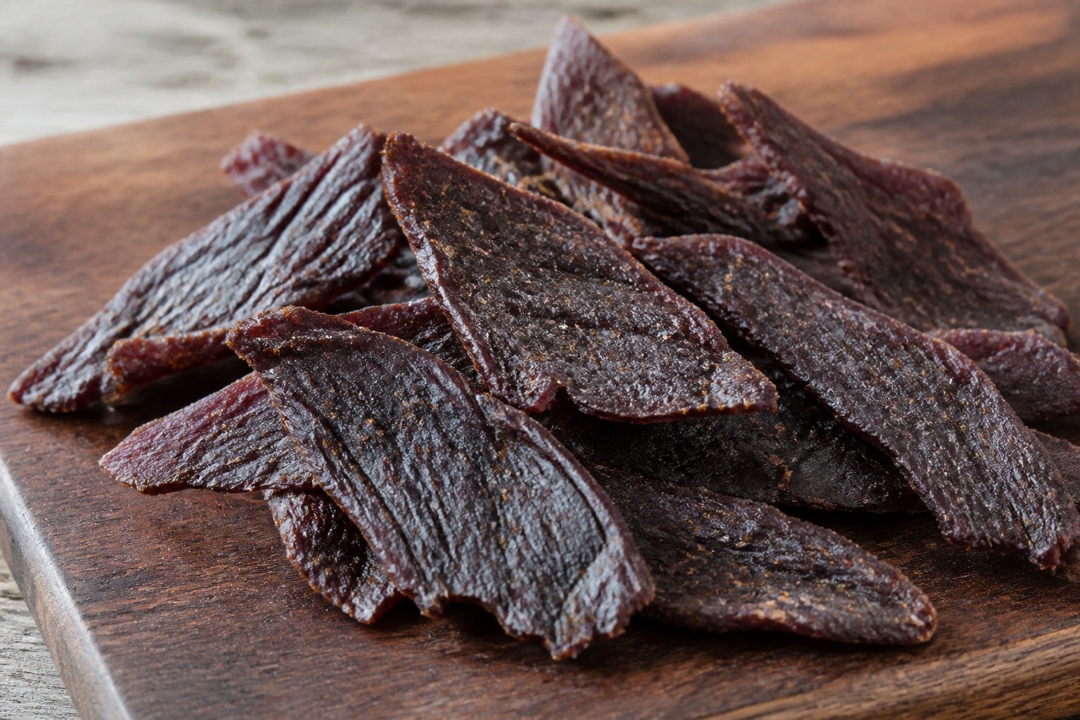 Hjemmelavet beef jerky og snacksticks fra dehydrator