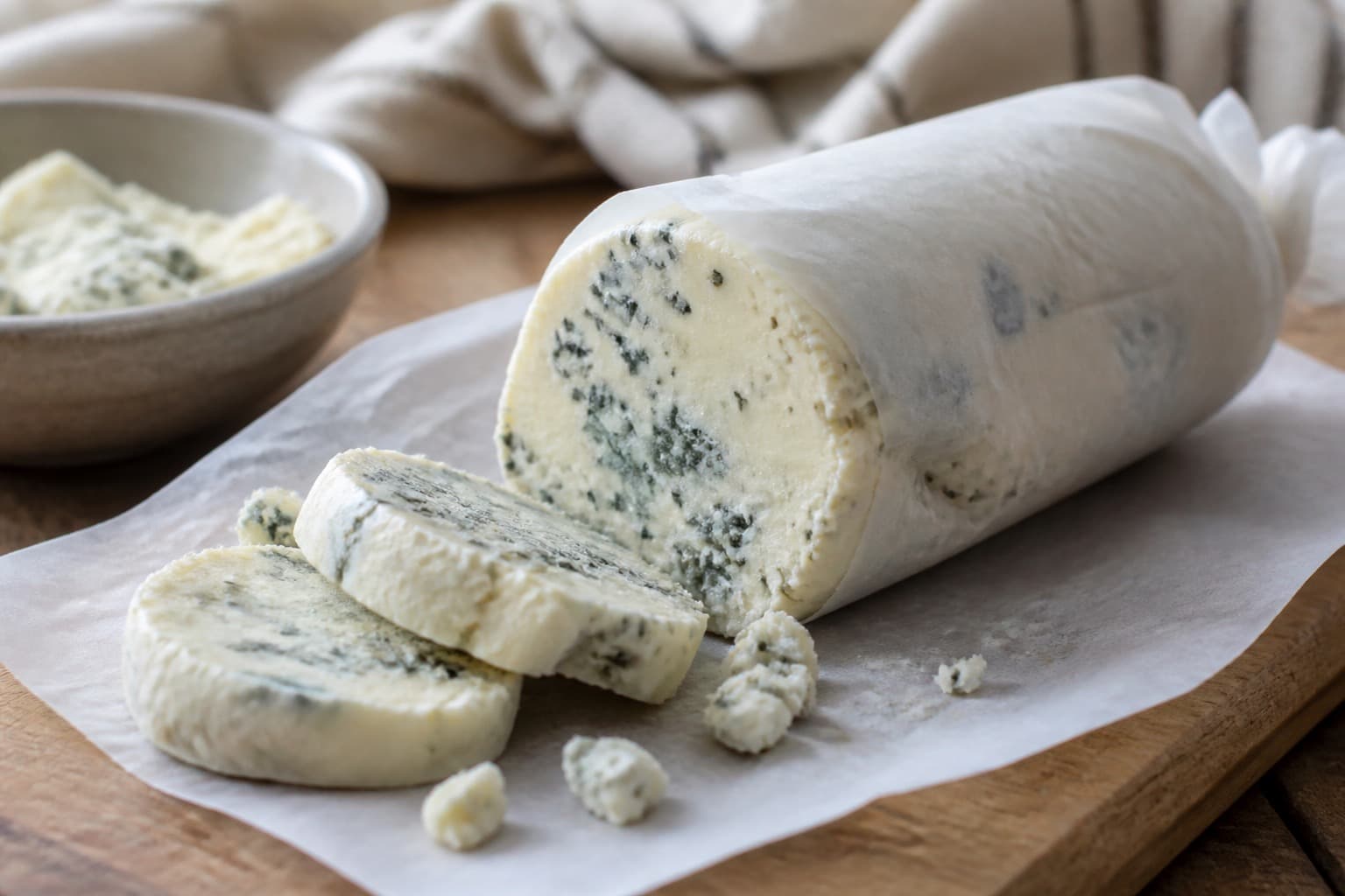 Rulle gorgonzola-smør på træbræt til bøf