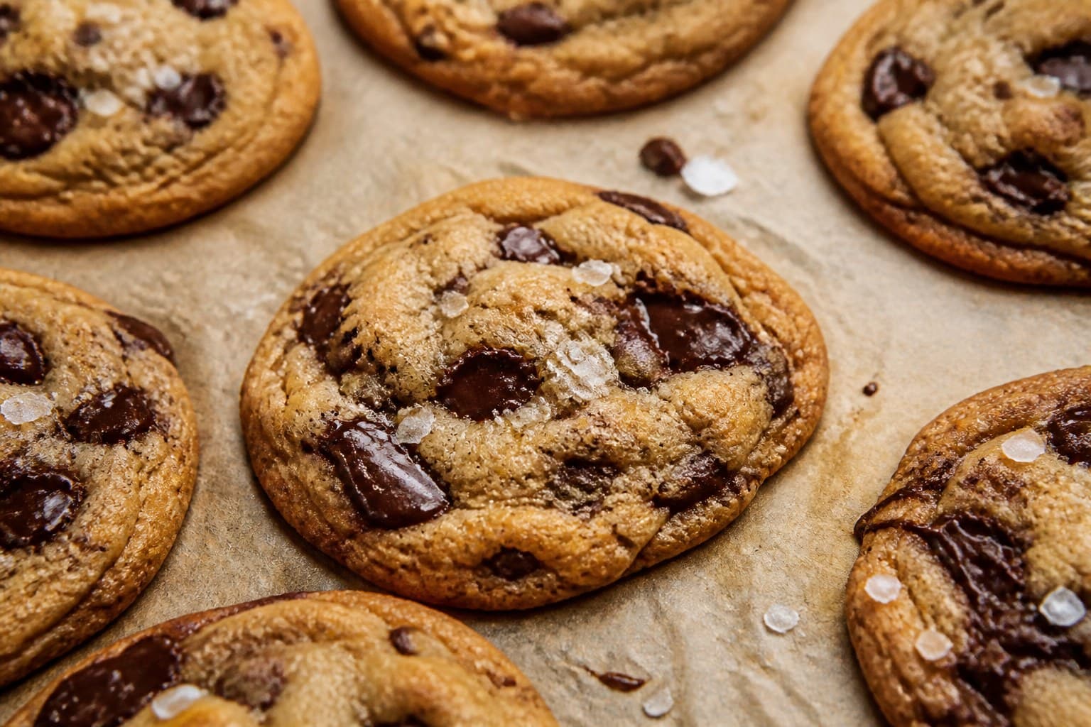 Salted brown butter cookies med chokolade og flagesalt