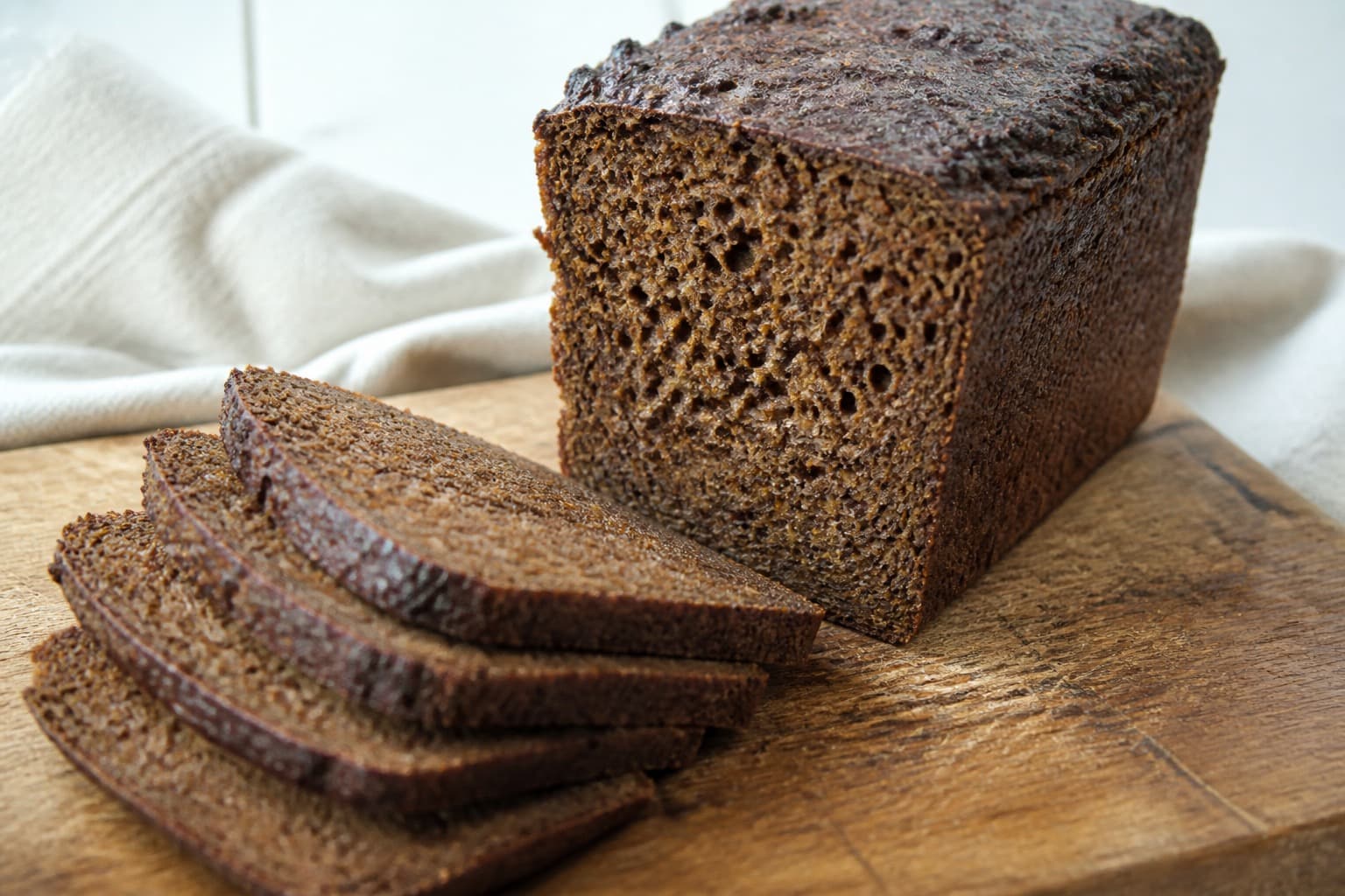Højt, elastisk seitan-rugbrød skåret i skiver