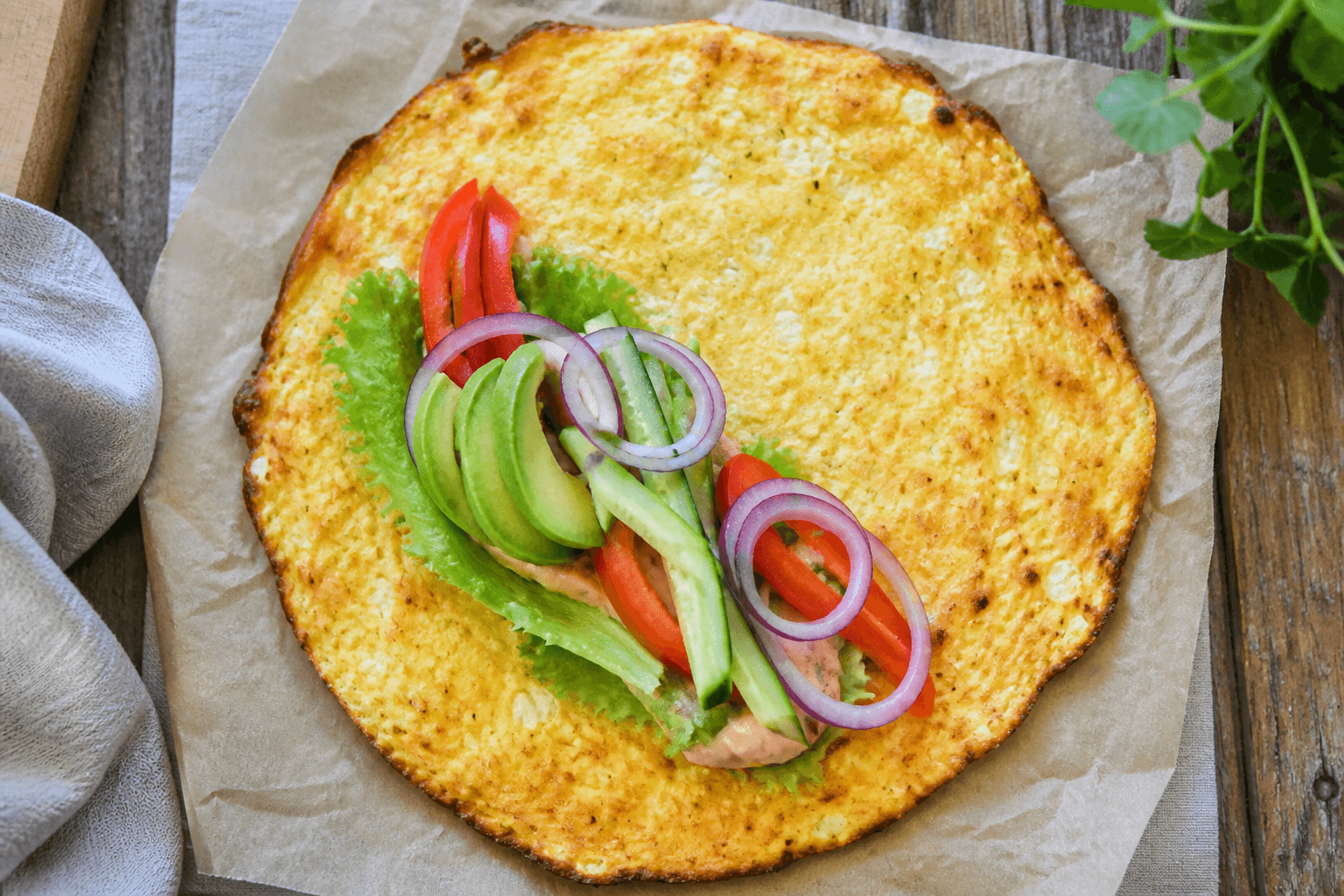 Tyndt bagt hytteost-fladbrød på bagepapir, klar som wrap