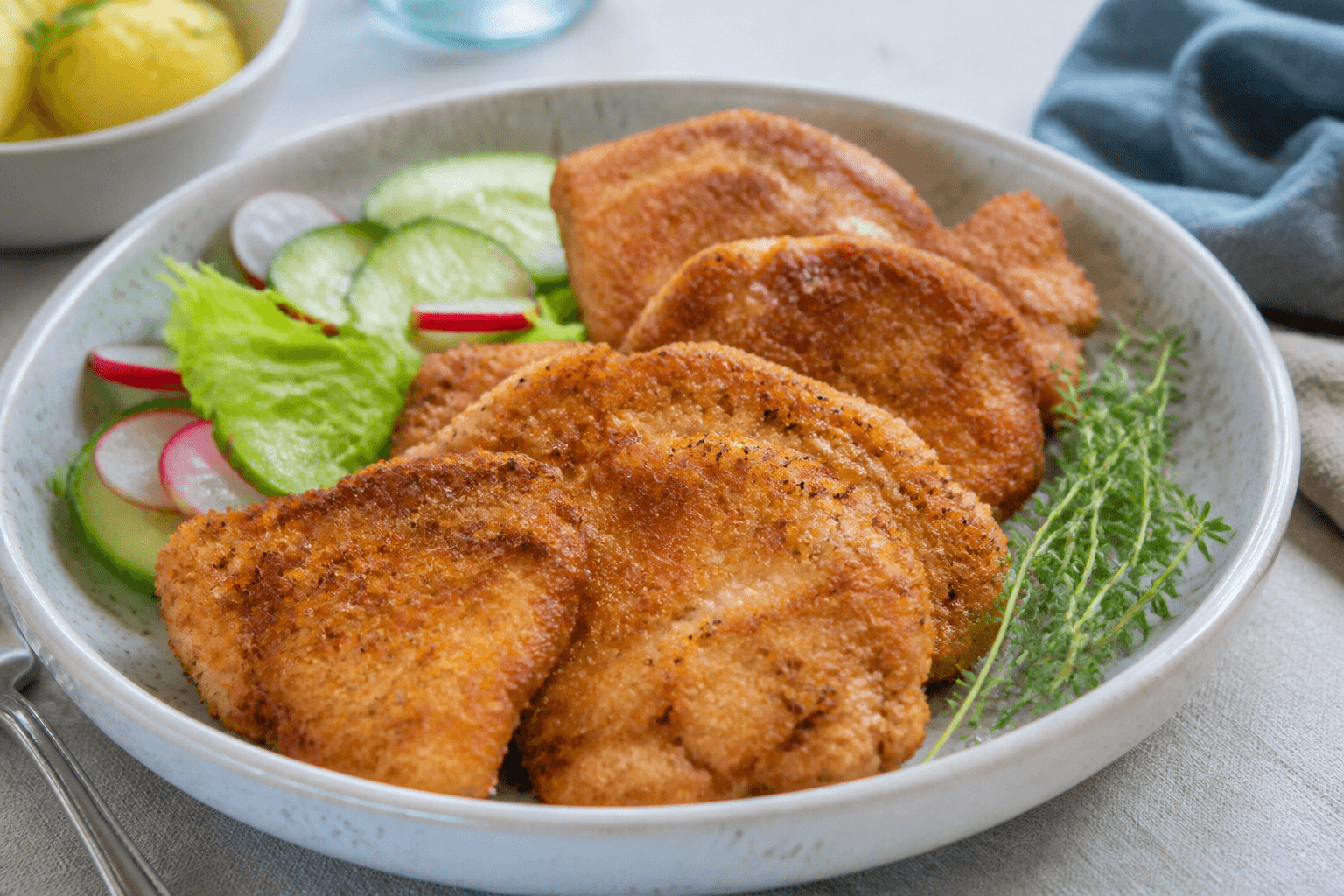 Panerede mørbradbøffer i fad til frokost