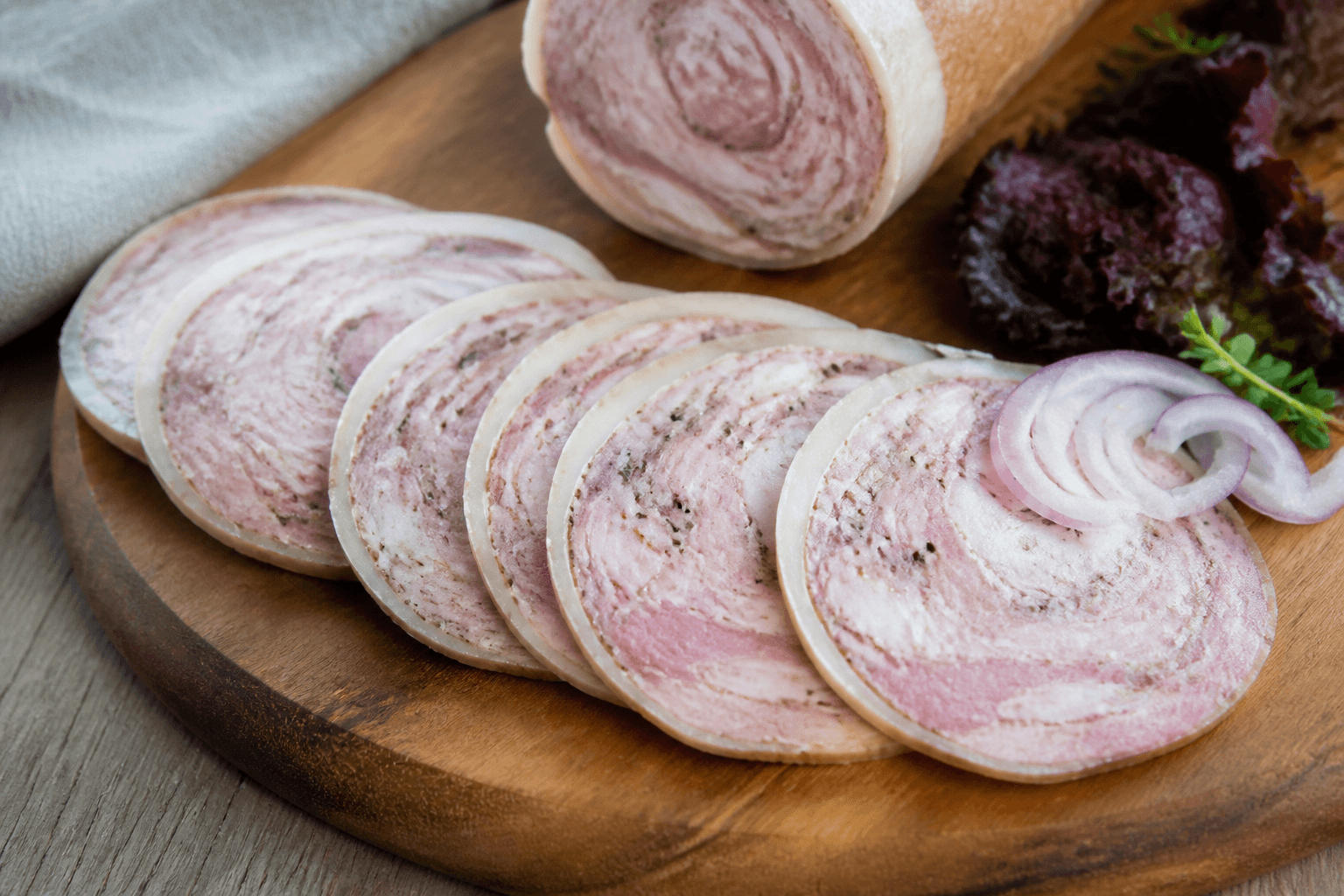 Tyndt skåret ultimativ rullepølse på bræt
