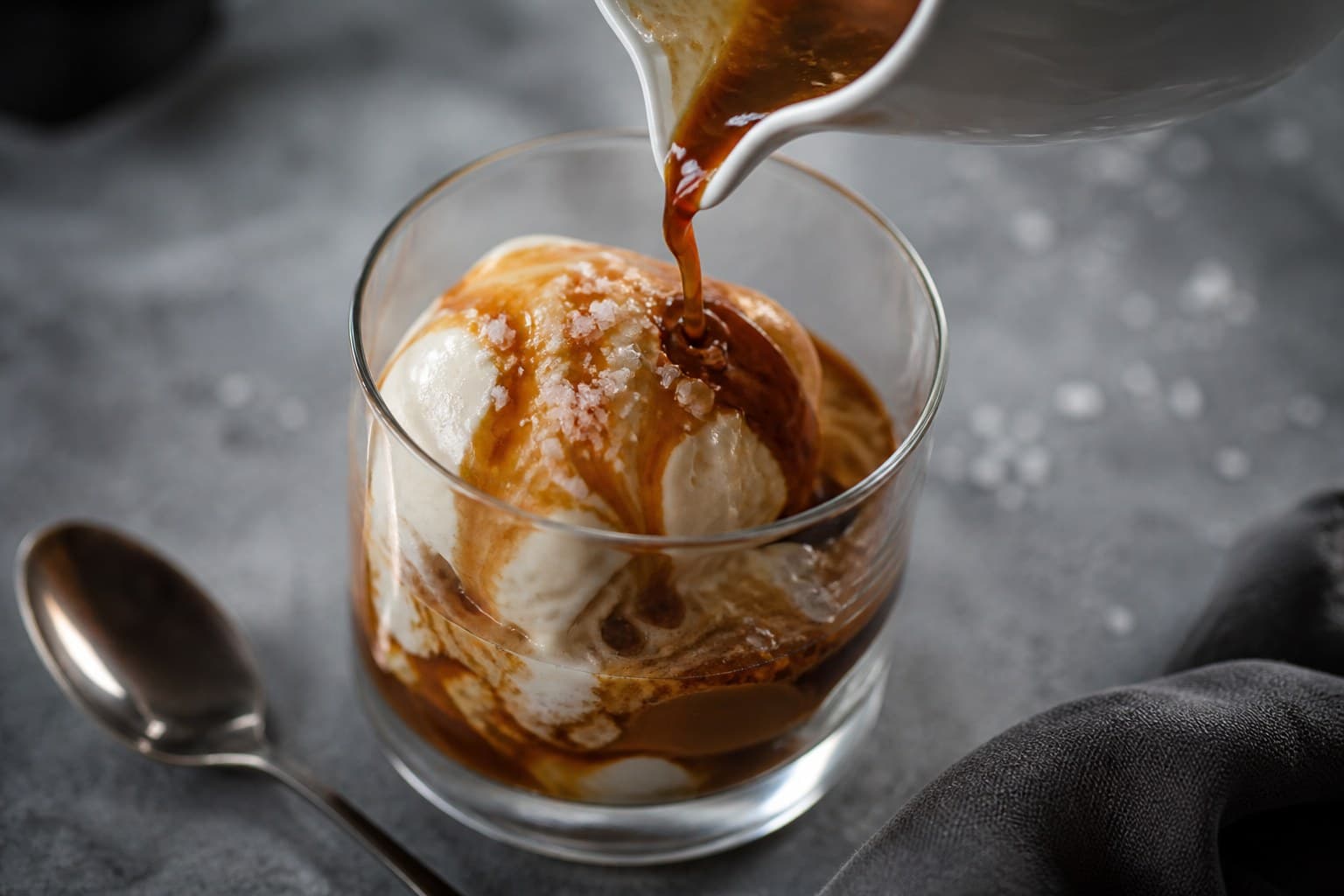 Affogato med espresso, vaniljeis og saltkaramel