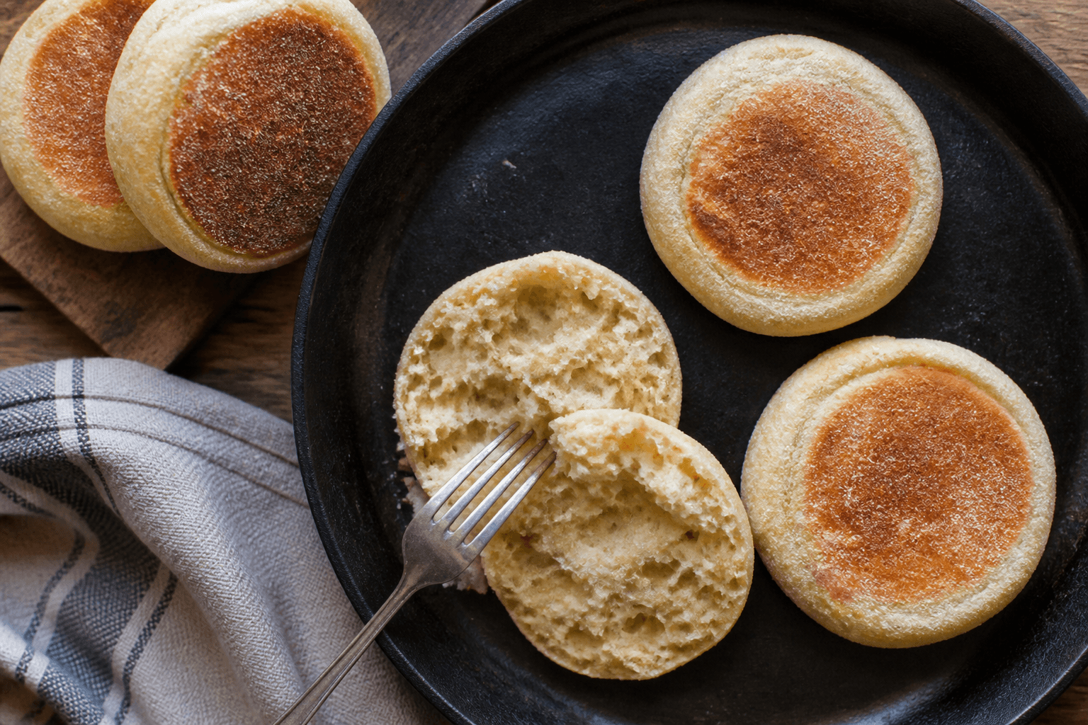English muffins med hytteost, flækket med nooks and crannies