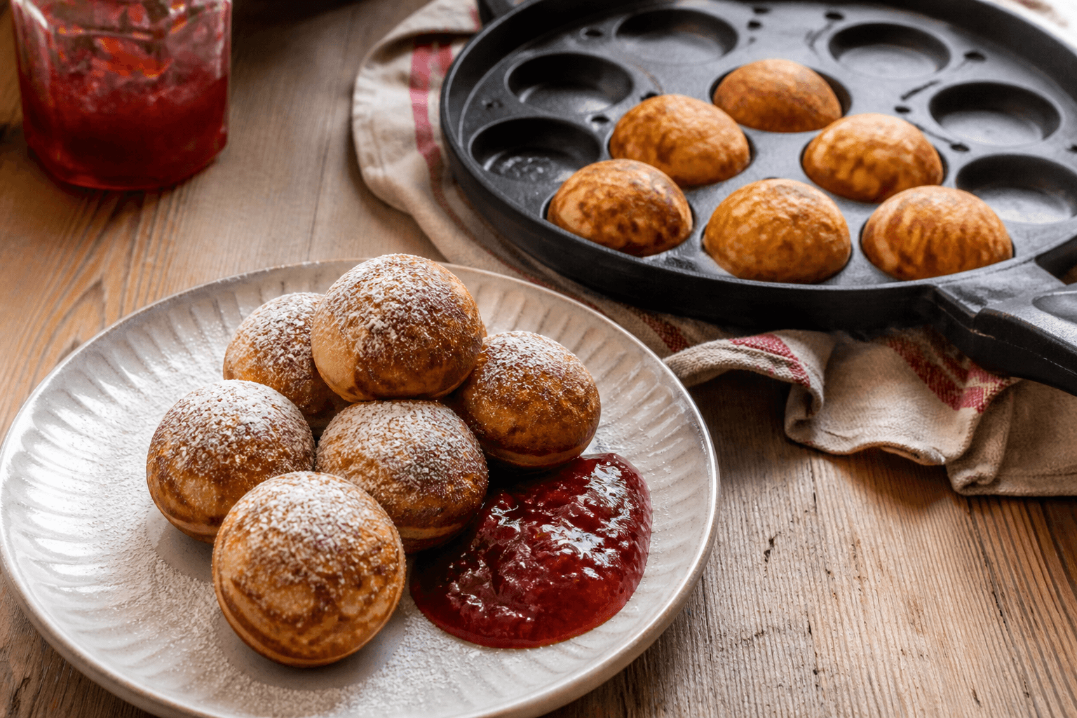 Hjemmelavede æbleskiver med flormelis i æbleskivepande