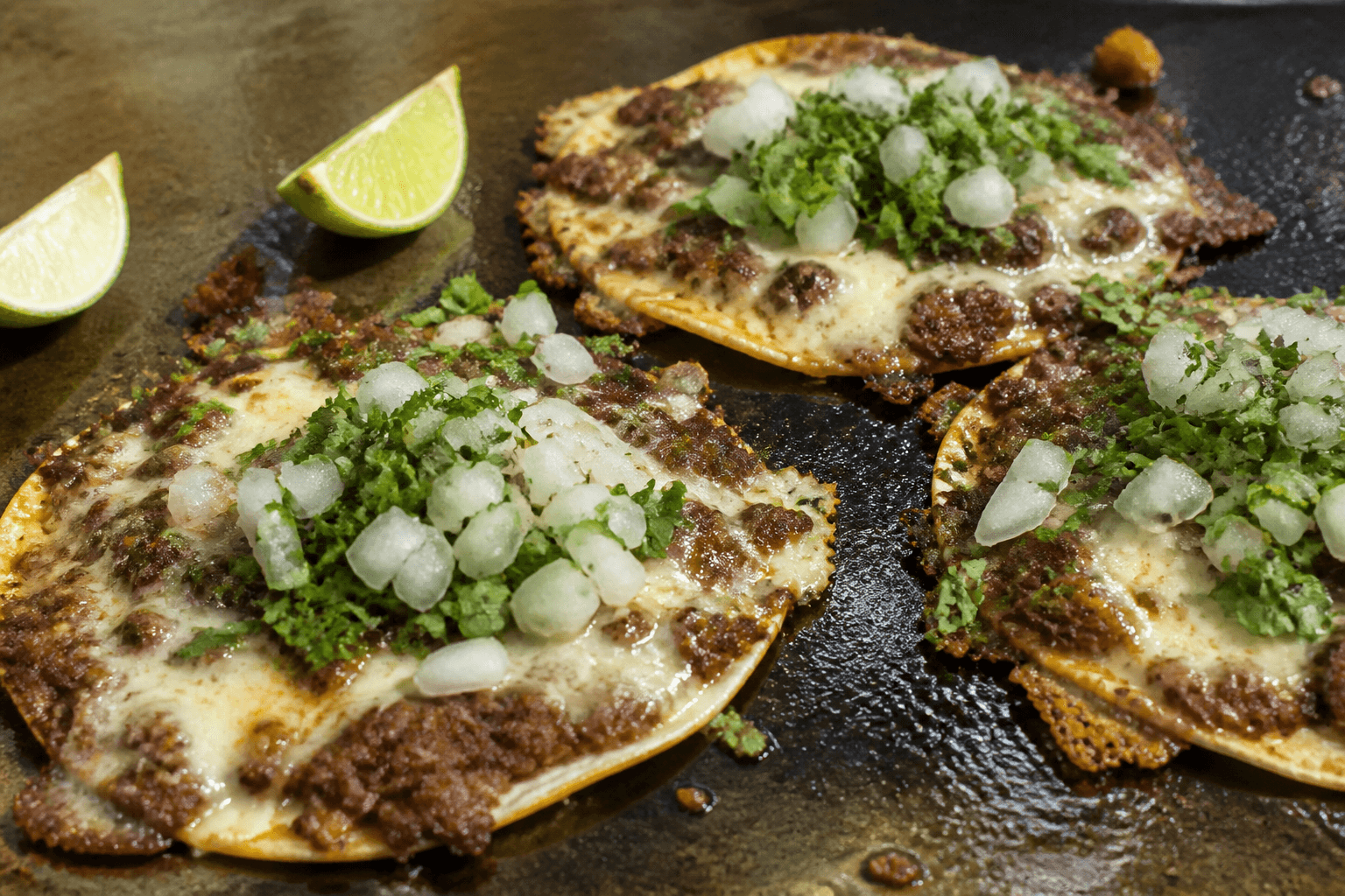 Sprøde birria tacos dyppet i consommé