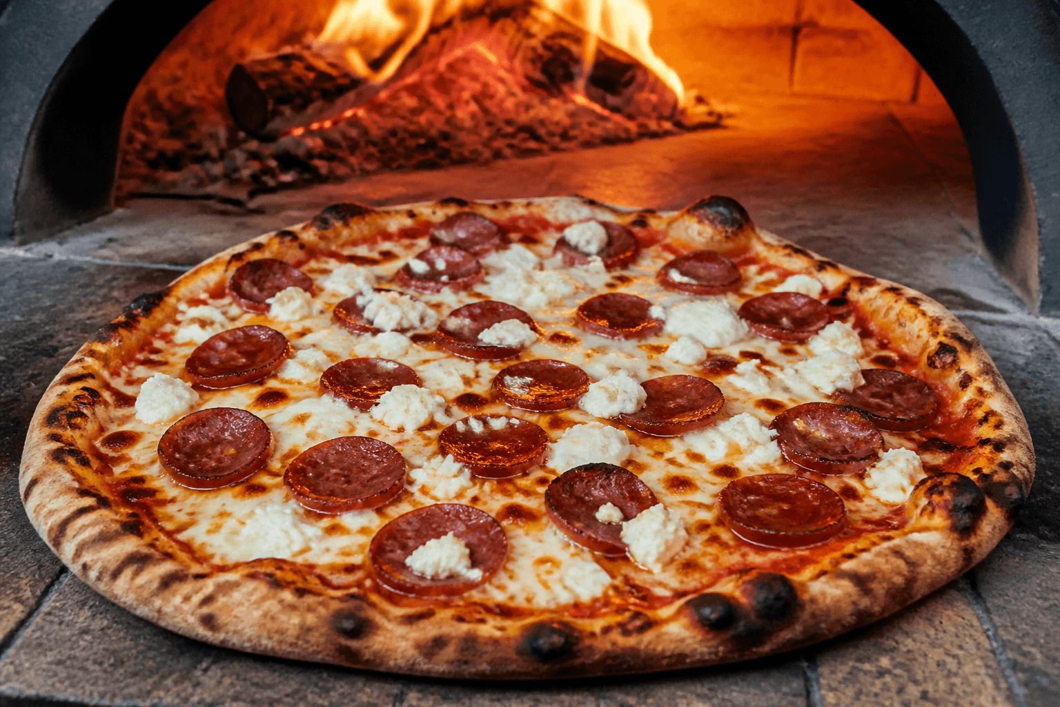 Pizza med chorizo og gedeost fra pizzaovnen