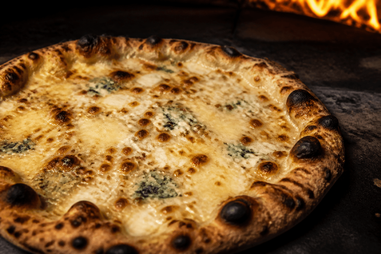 Quattro formaggi pizza med fire oste