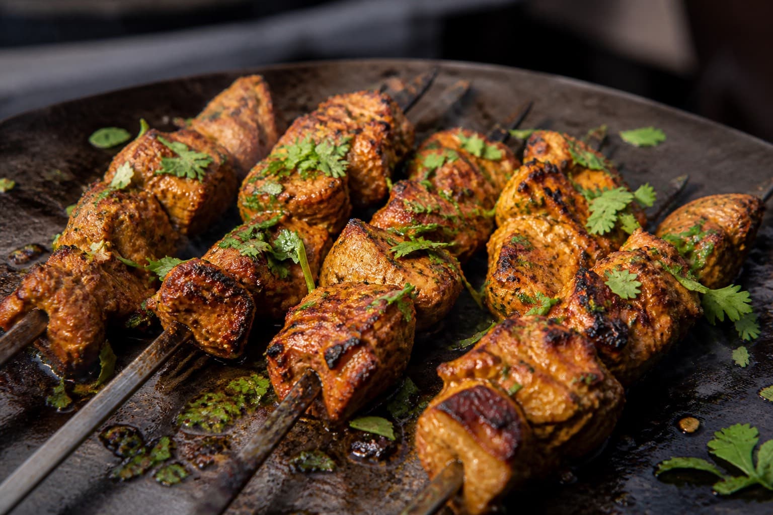 Lamme-tikka masala spyd branket på plancha