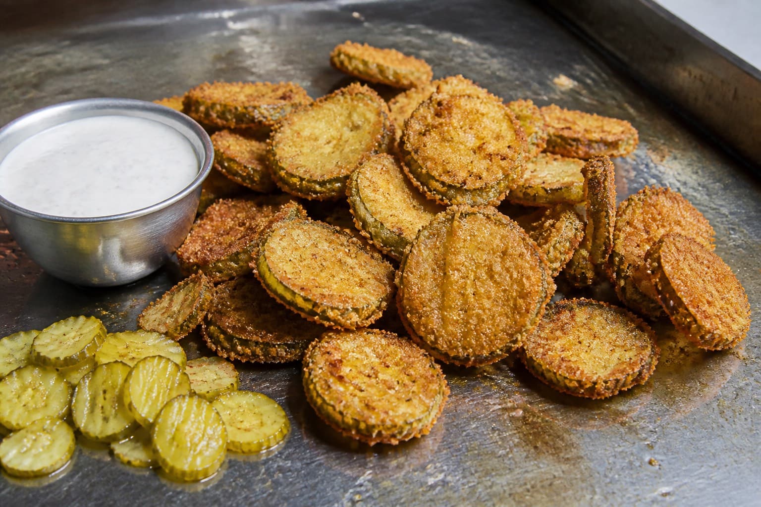 Plancha fried pickles med panko og dip