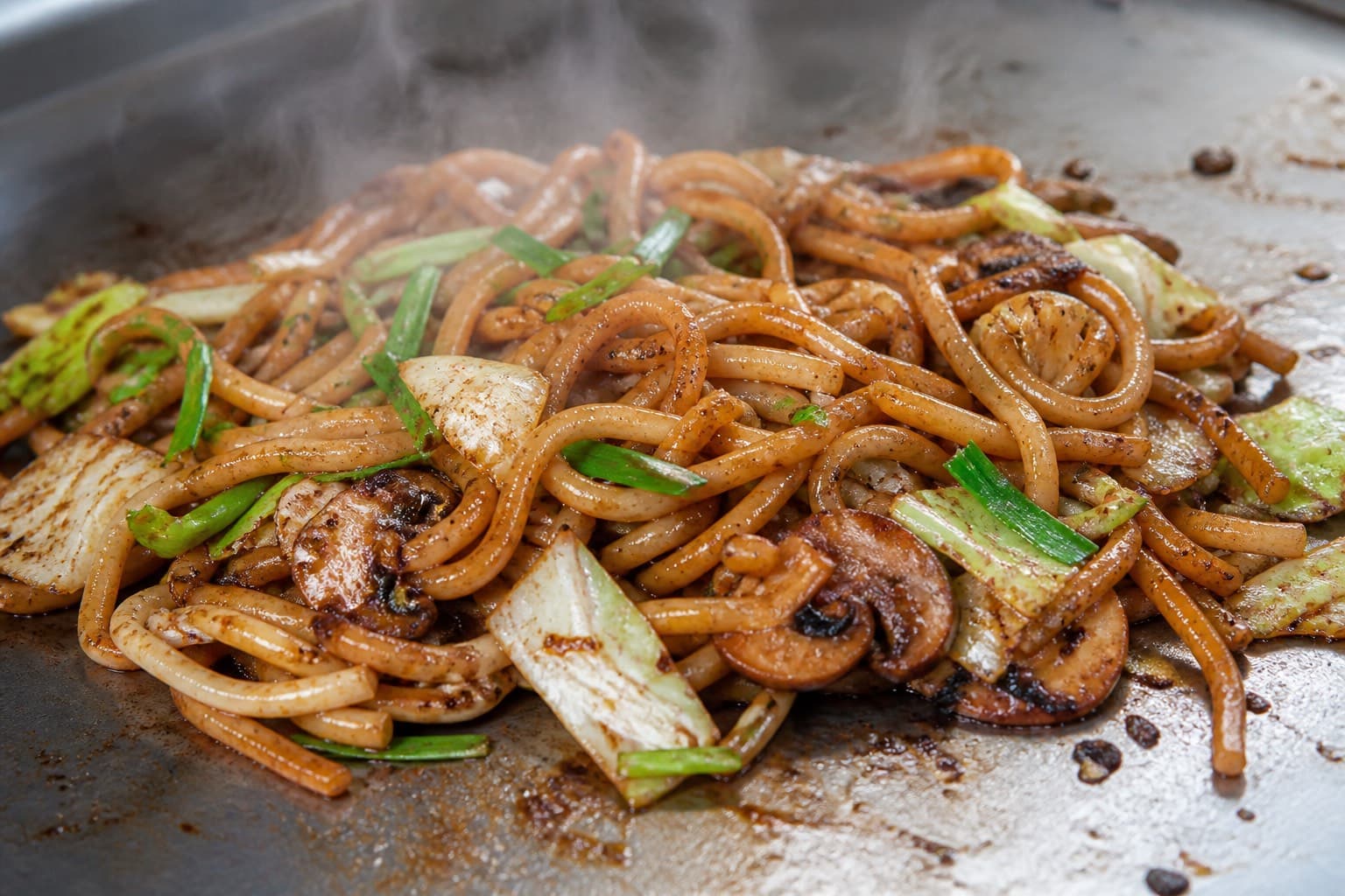 Yaki udon med kål og svampe på plancha