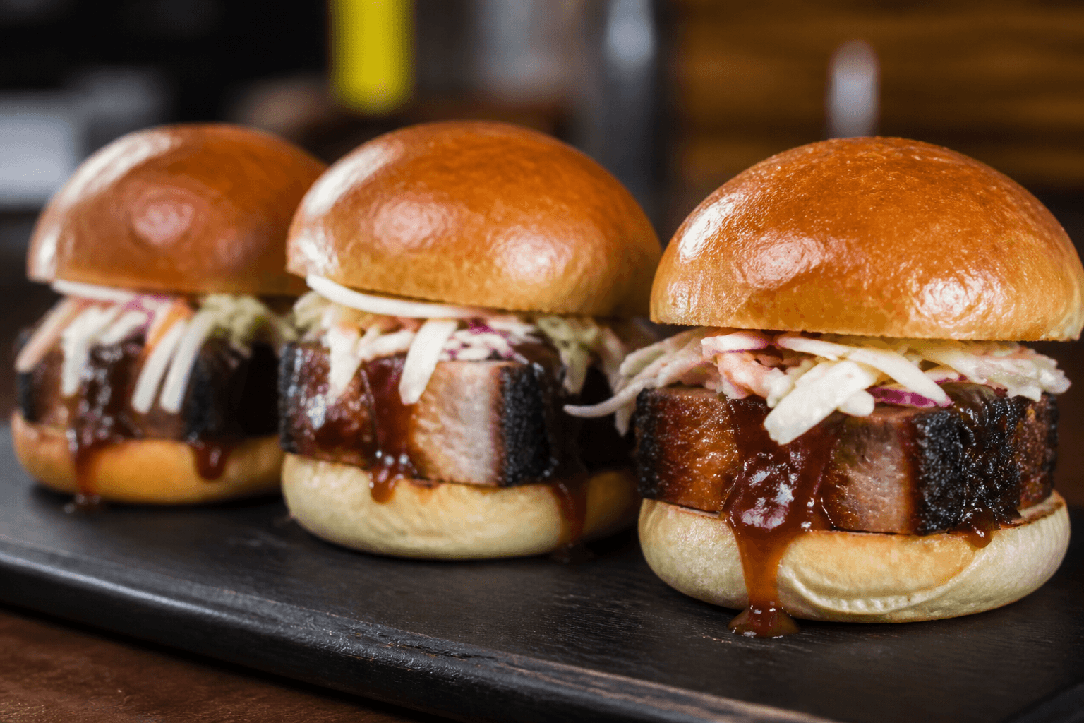 Pork belly sliders med coleslaw i miniboller