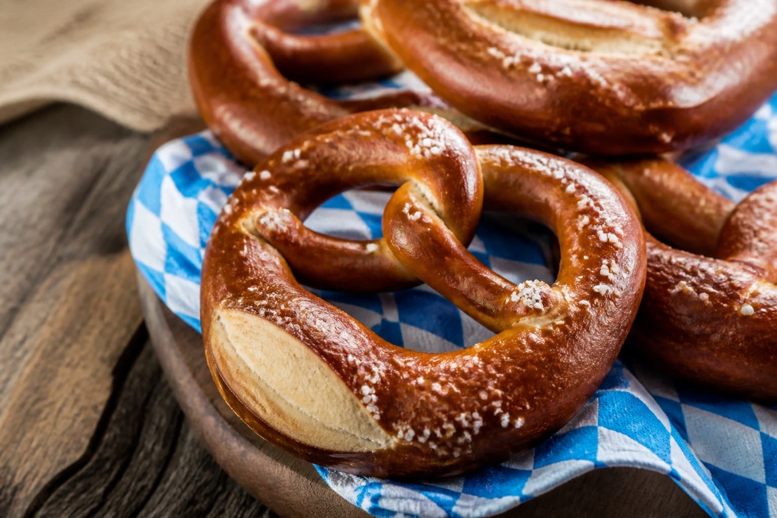 Bayerske pretzels med groft pretzelsalt