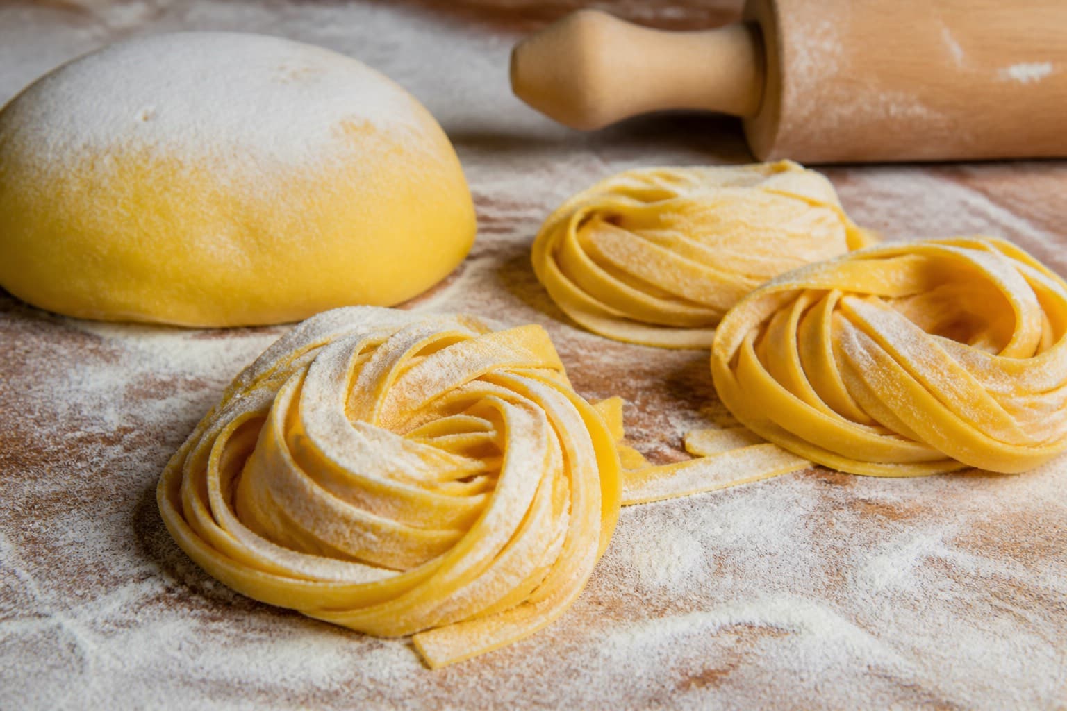 Frisk pastadej rullet til tagliatelle